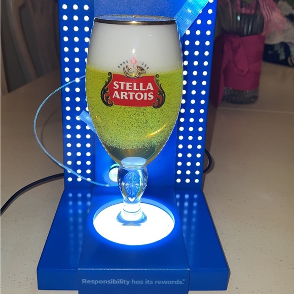 Neon light display beer holder with fake beer with foam in a Stella glass - Picture 5 of 14